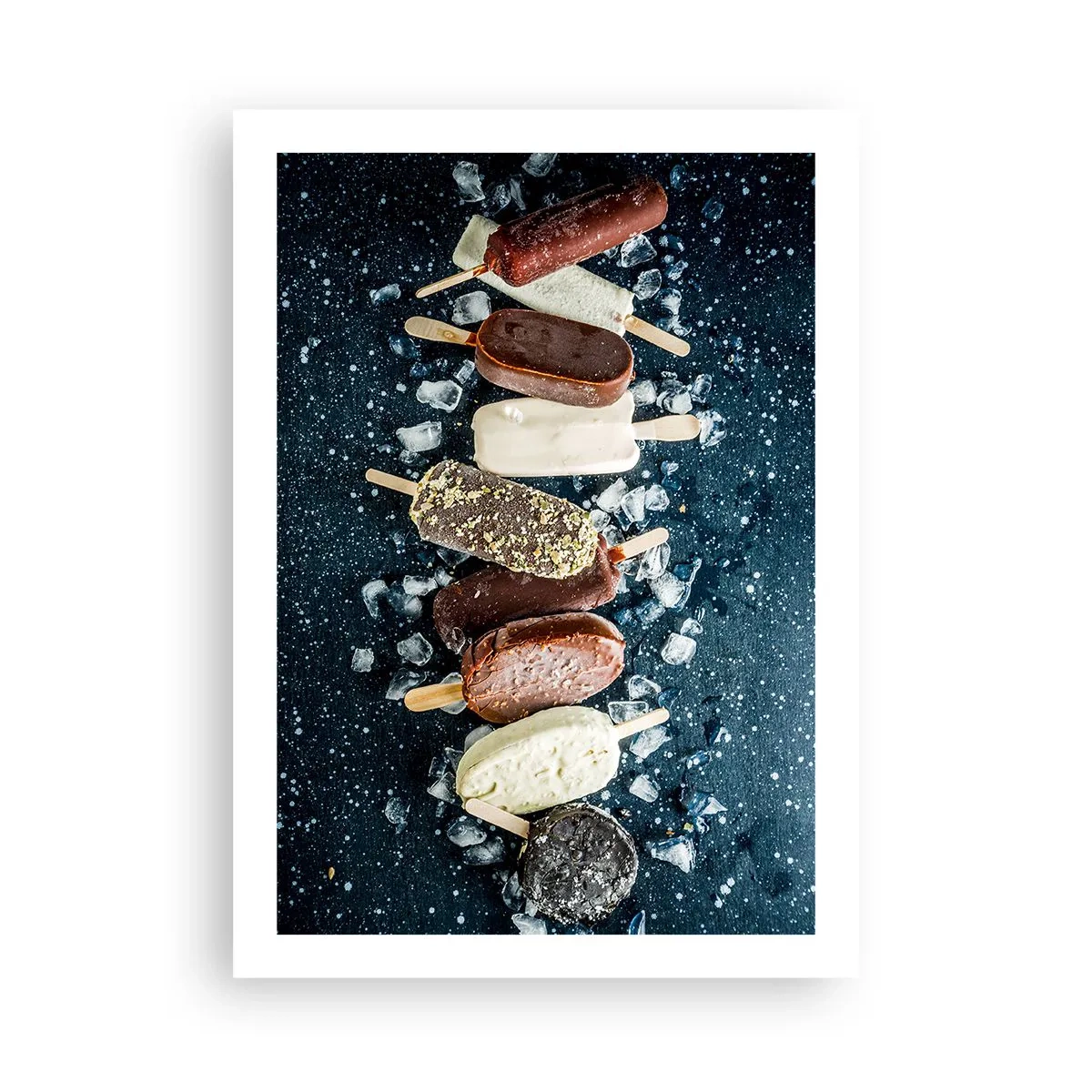 Poster - Verschiedene Eis am Stiel, umgeben von Eis vor einem dunklen Himmel - 50x70cm - Geschmack des heißen Sommers - Moderne Wanddekoration für Wohnzimmer und Schlafzimmer ARTTOR
