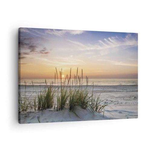 Bild auf Leinwand - Leinwandbild - Ein Sandstrand bei Sonnenuntergang mit Gras im Hintergrund - 70x50cm - Schau, denk, fühl - Moderne Wanddekoration für Wohnzimmer und Schlafzimmer ARTTOR