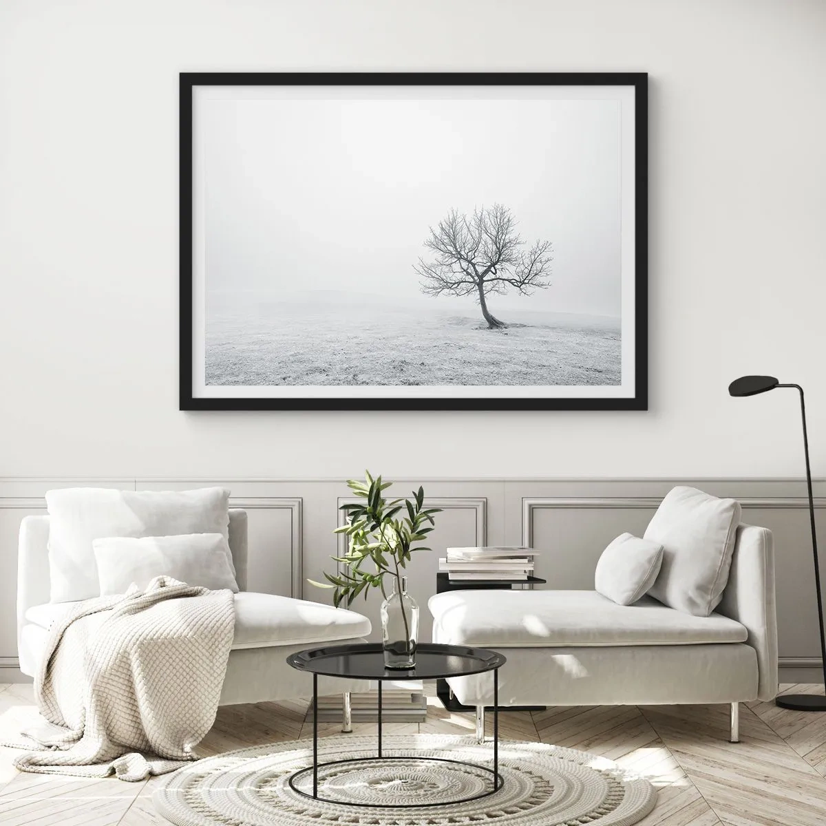 Poster in einem schwarzem Rahmen - Ein einsamer Baum im Winternebel auf einem leeren Feld - 70x50cm - Gegen das Nichts - Moderne Wanddekoration für Wohnzimmer und Schlafzimmer ARTTOR