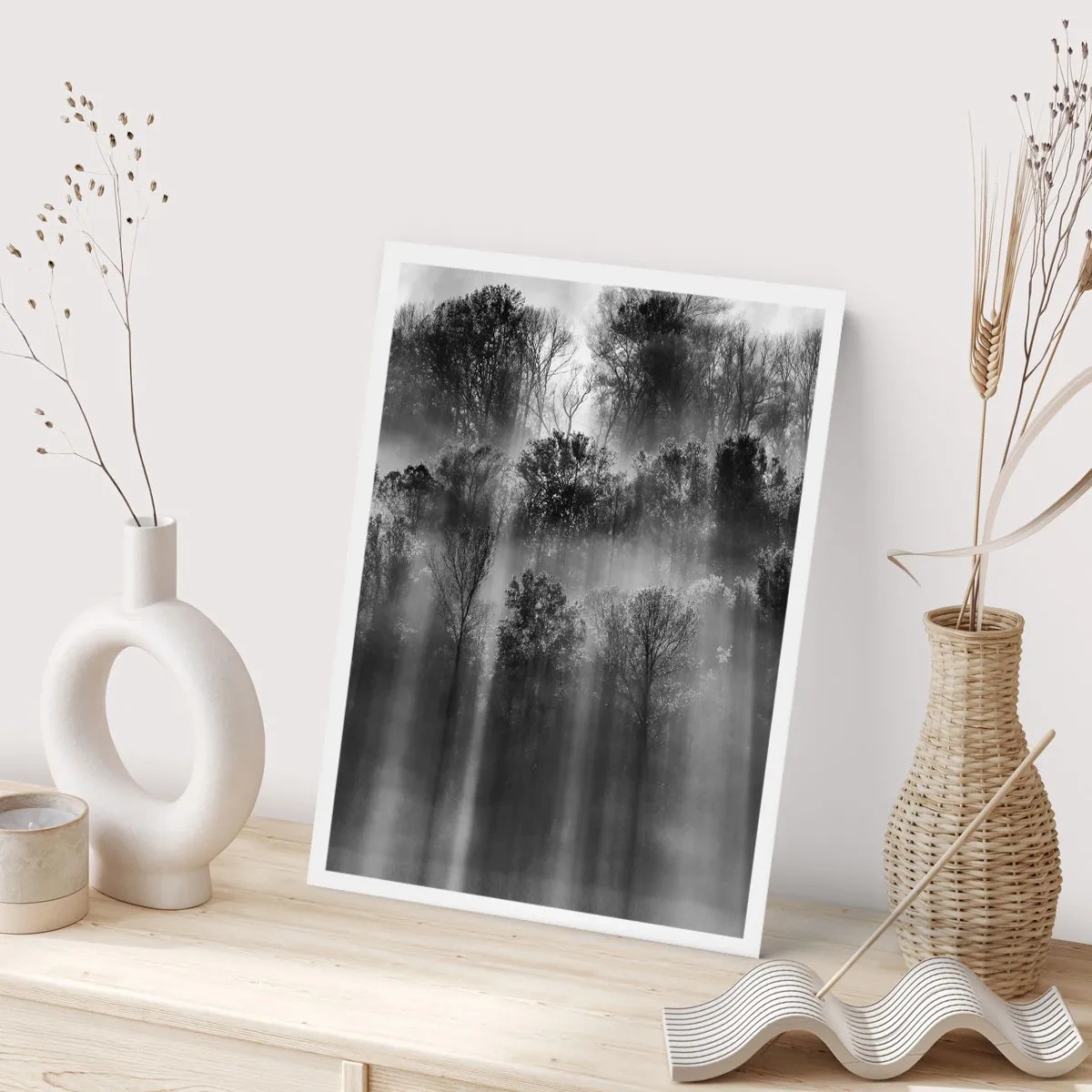 Poster - Schwarz-weißer Wald im Nebel mit Sonnenstrahlen - 50x70cm - In Lichtstrahlen - Moderne Wanddekoration für Wohnzimmer und Schlafzimmer ARTTOR