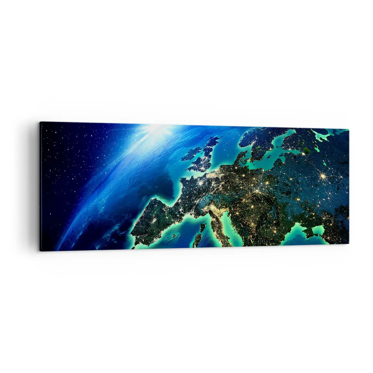 Bild auf Leinwand - Leinwandbild - Ein Blick auf Europa aus dem Weltraum im Schein der aufgehenden Sonne. - 140x50cm - Funkelndes Europa - Moderne Wanddekoration für Wohnzimmer und Schlafzimmer ARTTOR