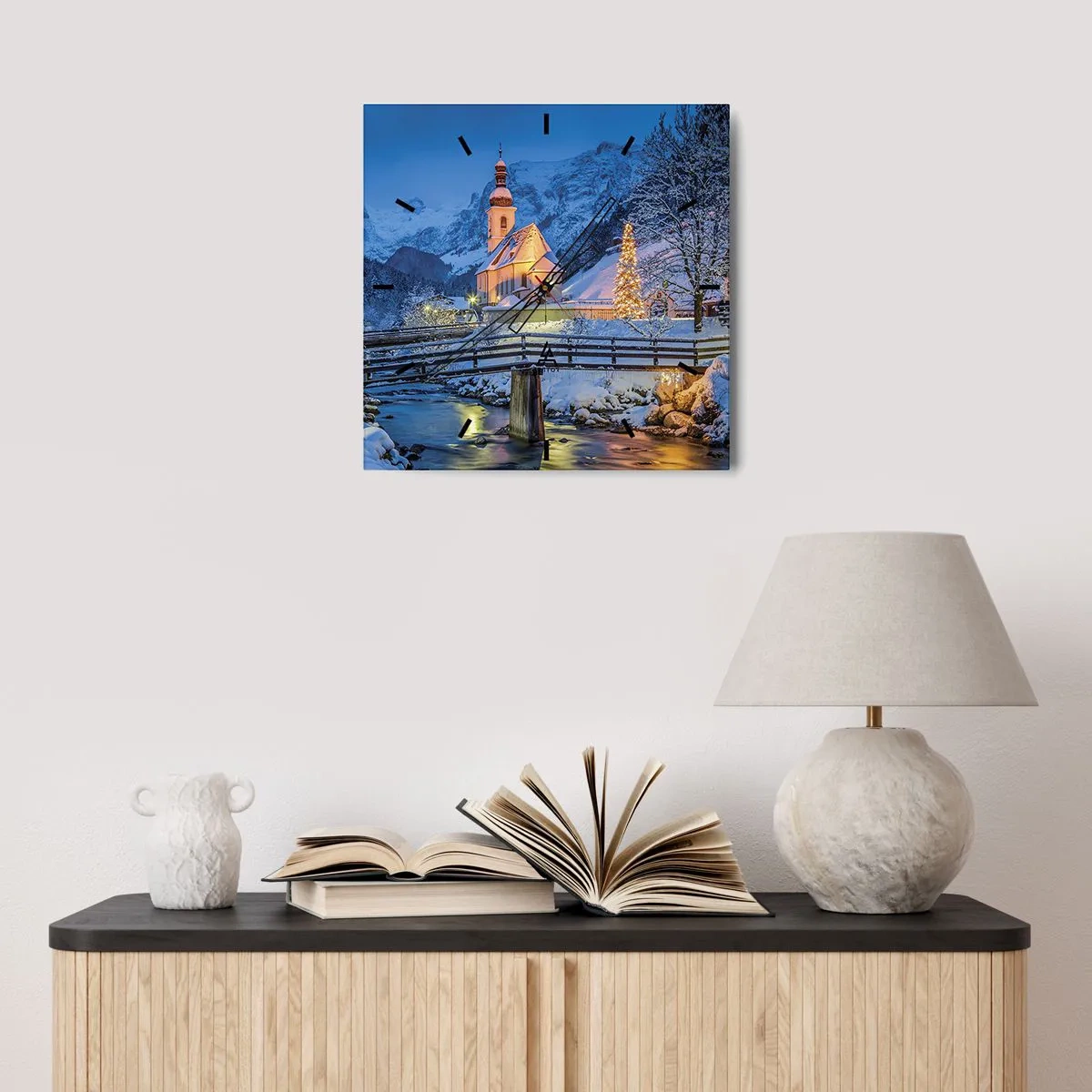 Wanduhr - Glasuhr - Winterlandschaft mit Kirche, Brücke und Bergen in der Abenddämmerung - 30x30cm - Weihnachtsgeist - Moderne Wanddekoration für Wohnzimmer und Schlafzimmer ARTTOR