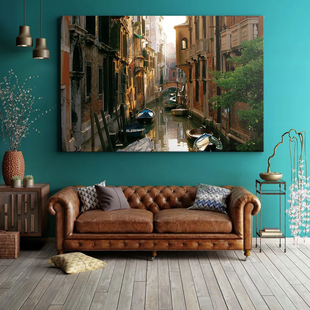 Bild auf Leinwand - Leinwandbild - Ein malerischer Kanal in Venedig mit Booten und einer Brücke - 70x50cm - In einer venezianischen Gasse - Moderne Wanddekoration für Wohnzimmer und Schlafzimmer ARTTOR