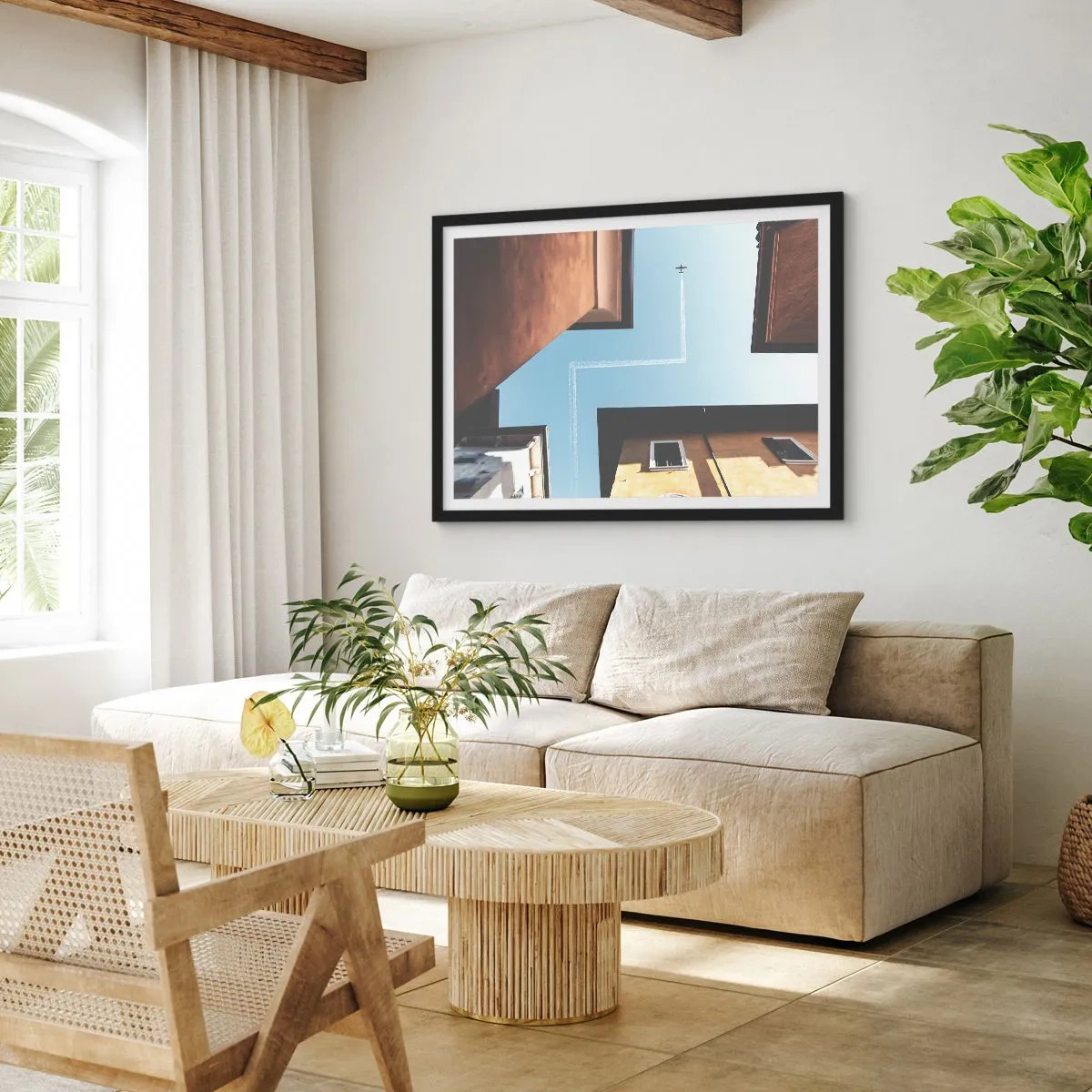 Poster in einem schwarzem Rahmen - Blick auf das Flugzeug und seine Spur am Himmel aus der Straßenperspektive - 100x70cm - Über dem Stadtlabyrinth - Moderne Wanddekoration für Wohnzimmer und Schlafzimmer ARTTOR