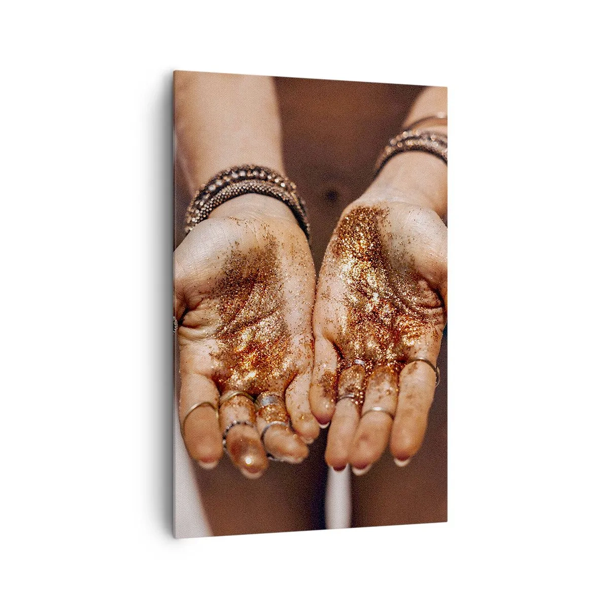 Bild auf Leinwand - Leinwandbild - Nahaufnahme von Händen mit Glitzer in warmen Farbtönen - 80x120cm - Ein Geschenk für dich - Moderne Wanddekoration für Wohnzimmer und Schlafzimmer ARTTOR
