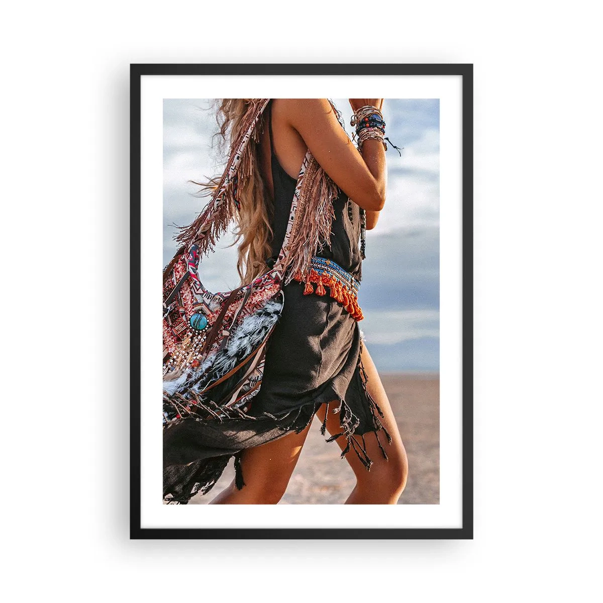 Poster in einem schwarzem Rahmen - Boho-Styling vor Wüstenlandschaft - 50x70cm - Das Mädchen des Schamanen - Moderne Wanddekoration für Wohnzimmer und Schlafzimmer ARTTOR