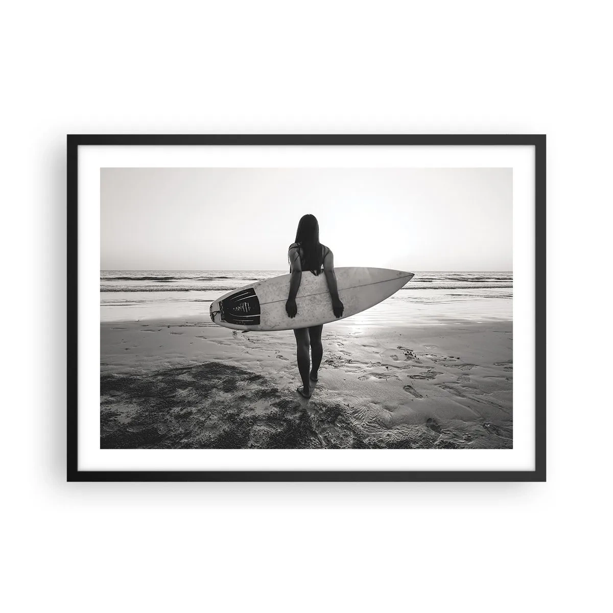 Poster in einem schwarzem Rahmen - Frau mit Surfbrett am Strand in Schwarz und Weiß - 70x50cm - Die Tochter der Meereswelle - Moderne Wanddekoration für Wohnzimmer und Schlafzimmer ARTTOR