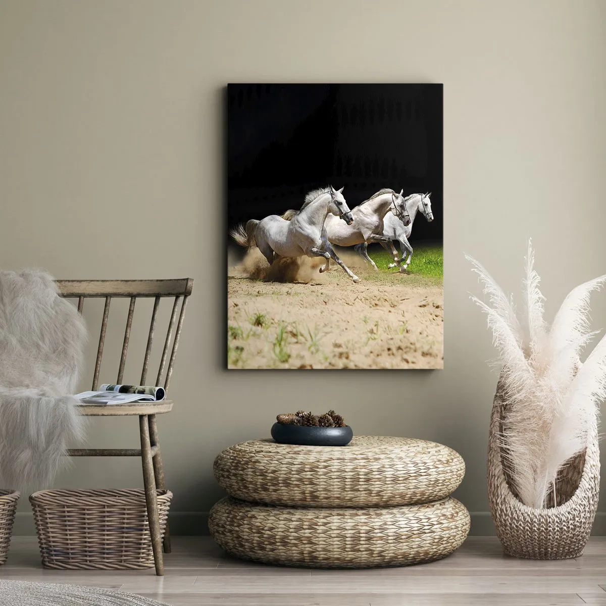 Bild auf Leinwand - Leinwandbild - Drei weiße Pferde galoppieren über Sand und Gras - 50x70cm - Drei Grazien - Moderne Wanddekoration für Wohnzimmer und Schlafzimmer ARTTOR