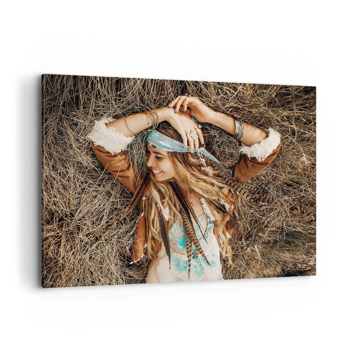 Bild auf Leinwand - Leinwandbild - Frau im Boho-Stil liegt auf Heu - 100x70cm - Auf dem Weg in den Sommer der Liebe - Moderne Wanddekoration für Wohnzimmer und Schlafzimmer ARTTOR