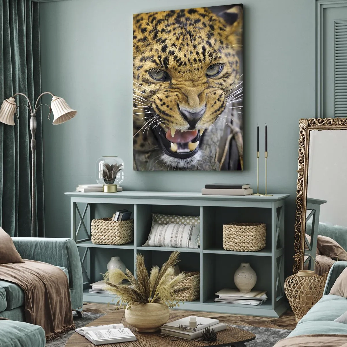 Bild auf Leinwand - Leinwandbild - Eine Nahaufnahme eines bedrohlichen Leoparden mit gefletschten Reißzähnen. - 50x70cm - Bleib zurück, ich warne dich! - Moderne Wanddekoration für Wohnzimmer und Schlafzimmer ARTTOR