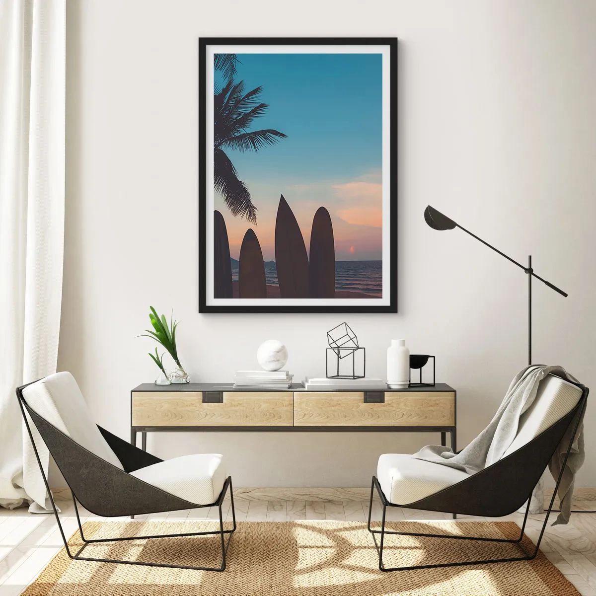 Poster in einem schwarzem Rahmen - Surfbretter am Strand mit Sonnenuntergang und Palmen im Hintergrund - 50x70cm - Morgen wird es auch lustig - Moderne Wanddekoration für Wohnzimmer und Schlafzimmer ARTTOR