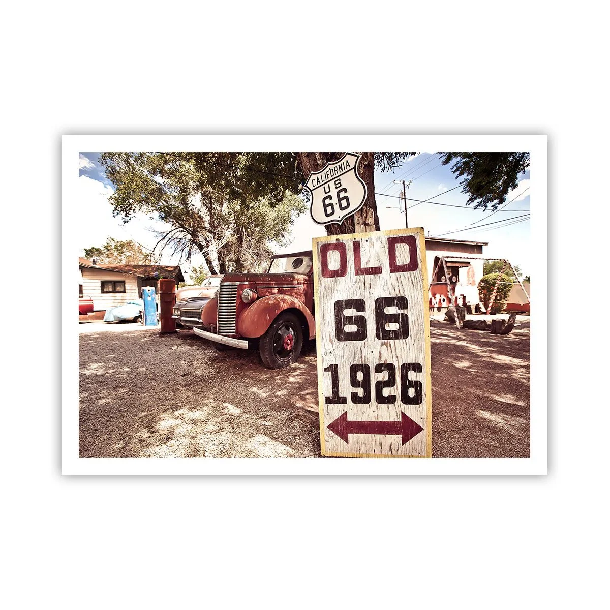 Poster - Retro-Auto und Route 66-Schild in rustikalem Ambiente - 100x70cm - Die Legende der amerikanischen Provinz - Moderne Wanddekoration für Wohnzimmer und Schlafzimmer ARTTOR