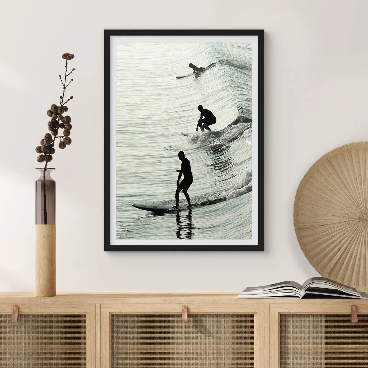 Poster in einem schwarzem Rahmen - Drei Surfer reiten in monochromem Stil auf den Wellen - 50x70cm - Gegen die Welle - Moderne Wanddekoration für Wohnzimmer und Schlafzimmer ARTTOR