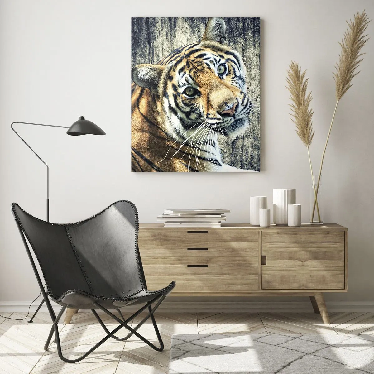 Glasbild - Bild auf glas - Ein Tiger liegt an einer rauen Wand - 80x120cm - Portrait in Lichtstrahlen - Moderne Wanddekoration für Wohnzimmer und Schlafzimmer ARTTOR