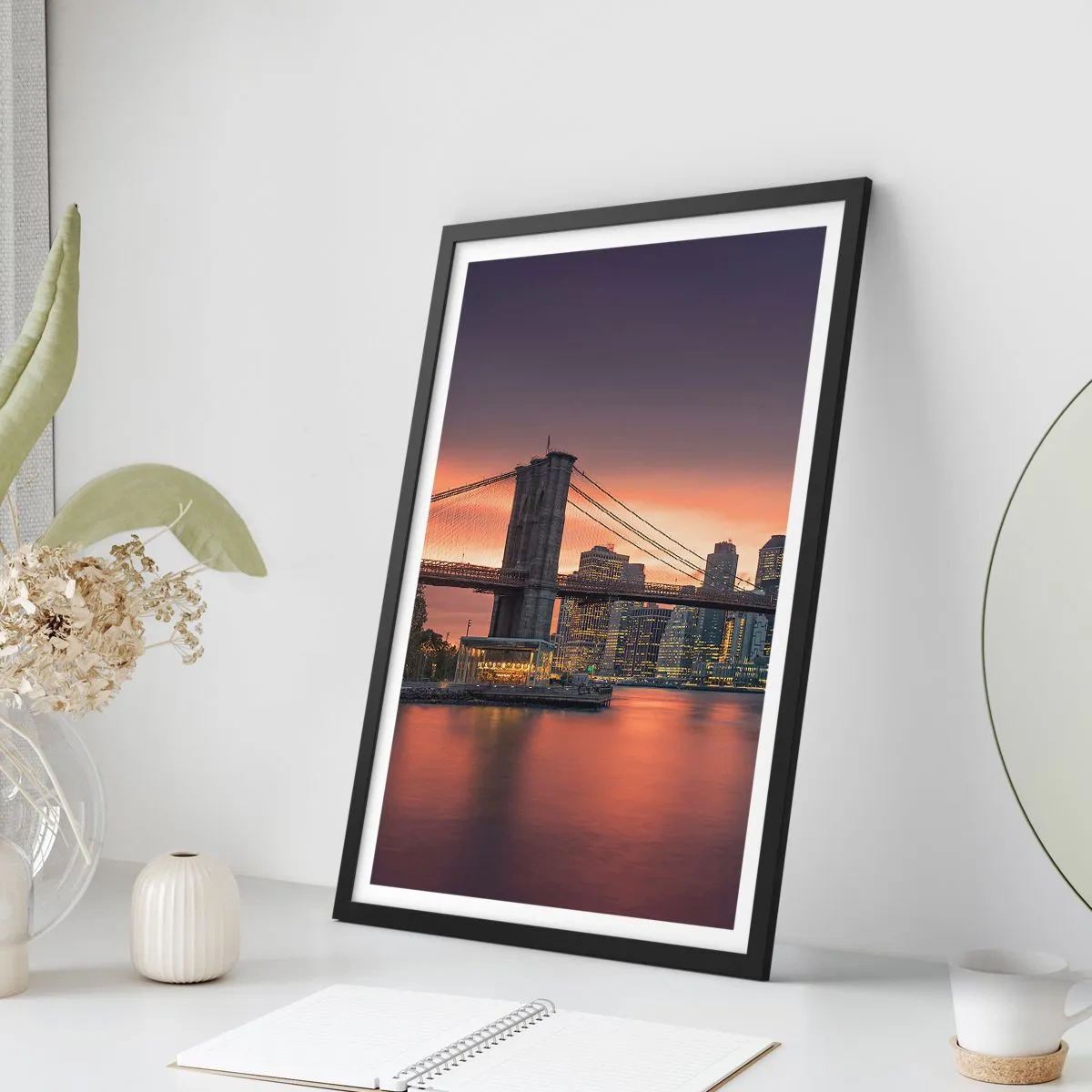 Poster in einem schwarzem Rahmen - Brooklyn Bridge bei Nacht mit der beleuchteten Stadt im Hintergrund - 50x70cm - Eingetaucht in lila Stille - Moderne Wanddekoration für Wohnzimmer und Schlafzimmer ARTTOR