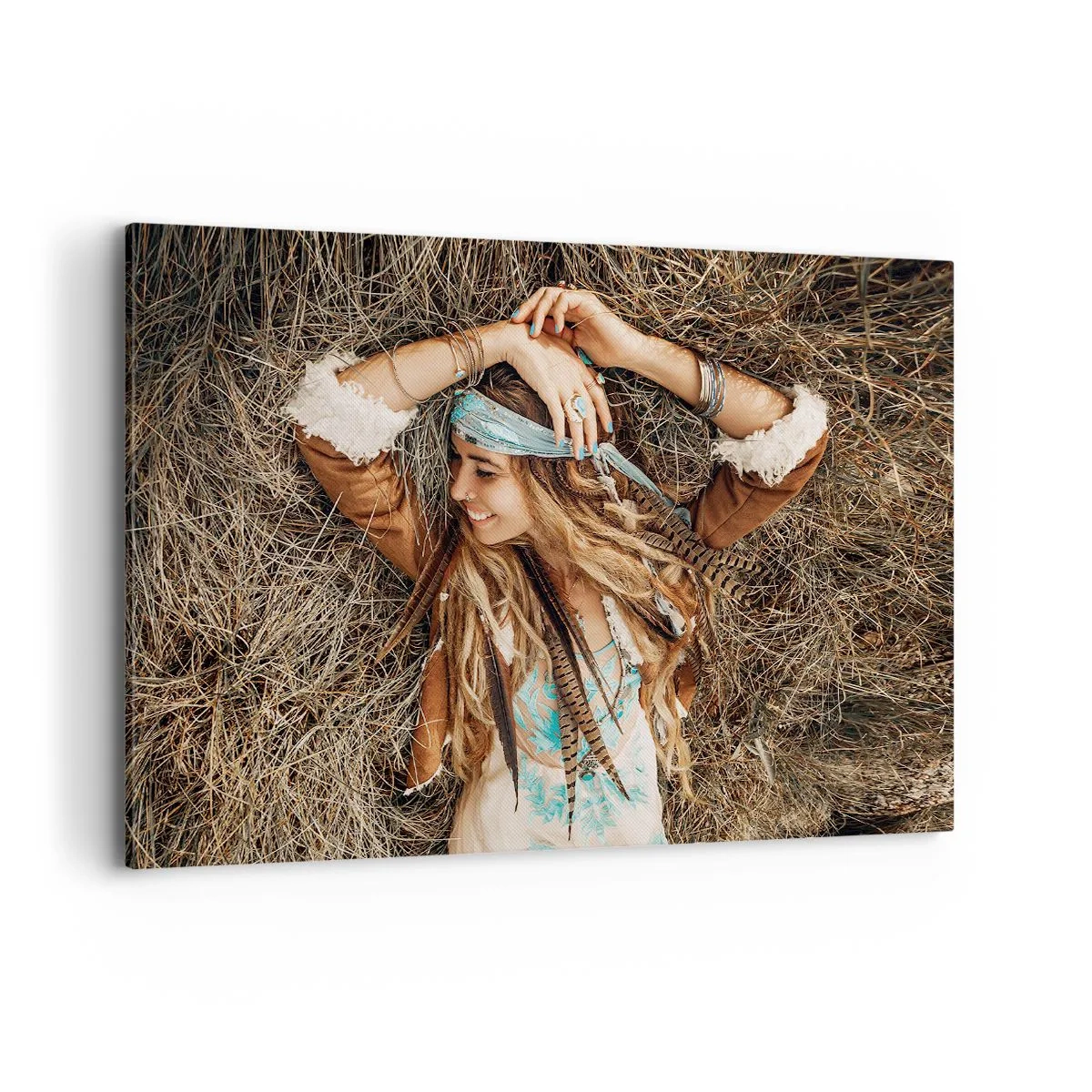 Bild auf Leinwand - Leinwandbild - Frau im Boho-Stil liegt auf Heu - 120x80cm - Auf dem Weg in den Sommer der Liebe - Moderne Wanddekoration für Wohnzimmer und Schlafzimmer ARTTOR