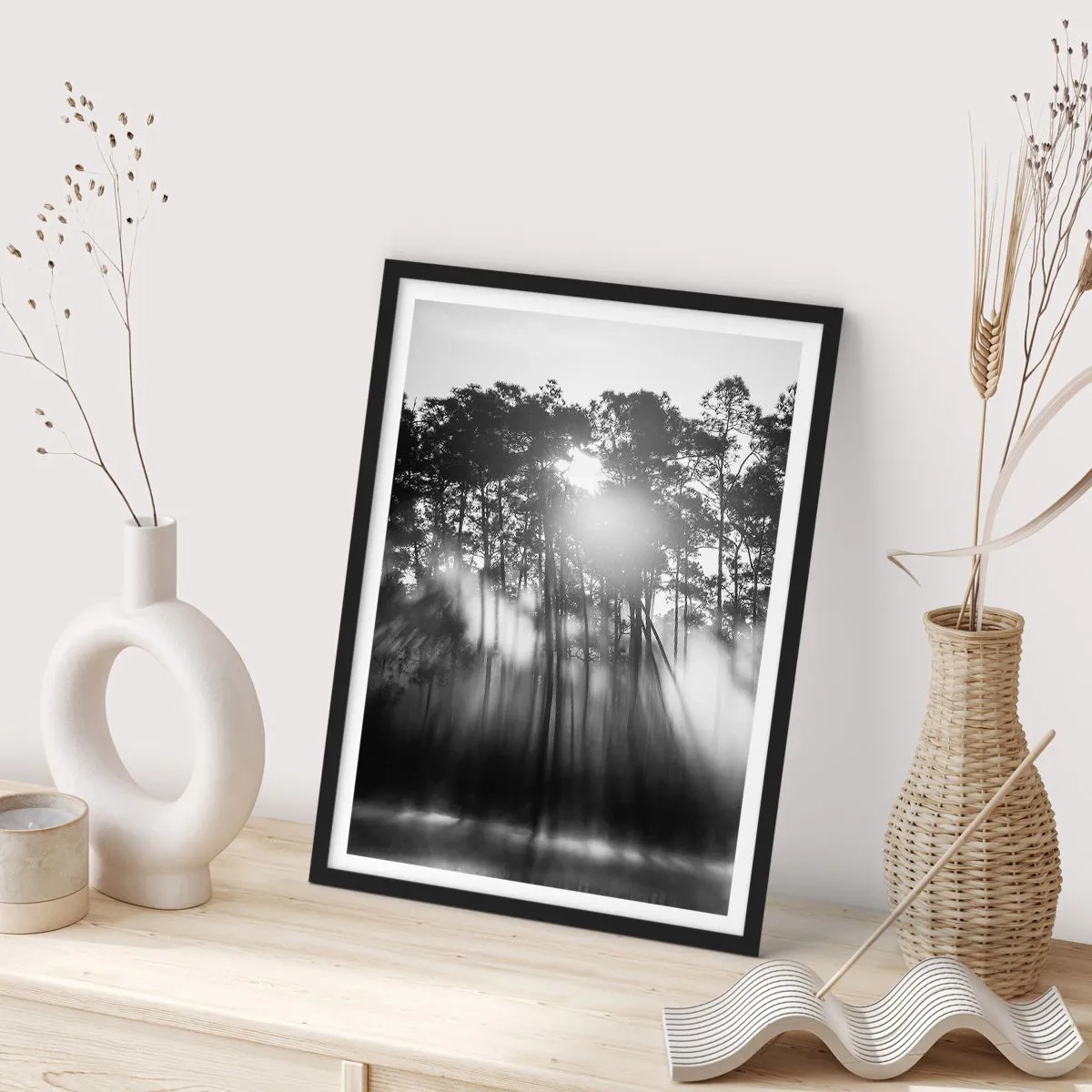 Poster in einem schwarzem Rahmen - Schwarz-weiße Waldszene mit Sonnenstrahlen im Nebel - 50x70cm - Unaufhaltsame Sonne - Moderne Wanddekoration für Wohnzimmer und Schlafzimmer ARTTOR