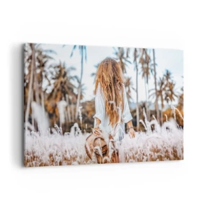 Bild auf Leinwand - Leinwandbild - Eine Frau auf einer Wiese mit Palmen im Hintergrund bei Sonnenuntergang - 120x80cm - Geboren aus Grasflaum - Moderne Wanddekoration für Wohnzimmer und Schlafzimmer ARTTOR