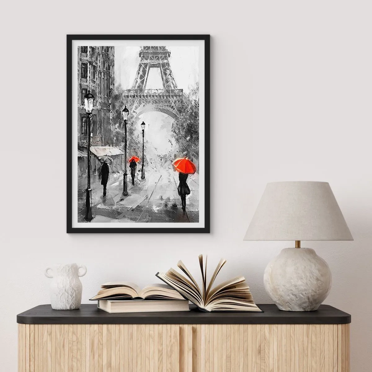 Poster in einem schwarzem Rahmen - Schwarz-weißer Eiffelturm mit roten Regenschirmen im Regen - 50x70cm - Alle Wege führen zu ihr - Moderne Wanddekoration für Wohnzimmer und Schlafzimmer ARTTOR