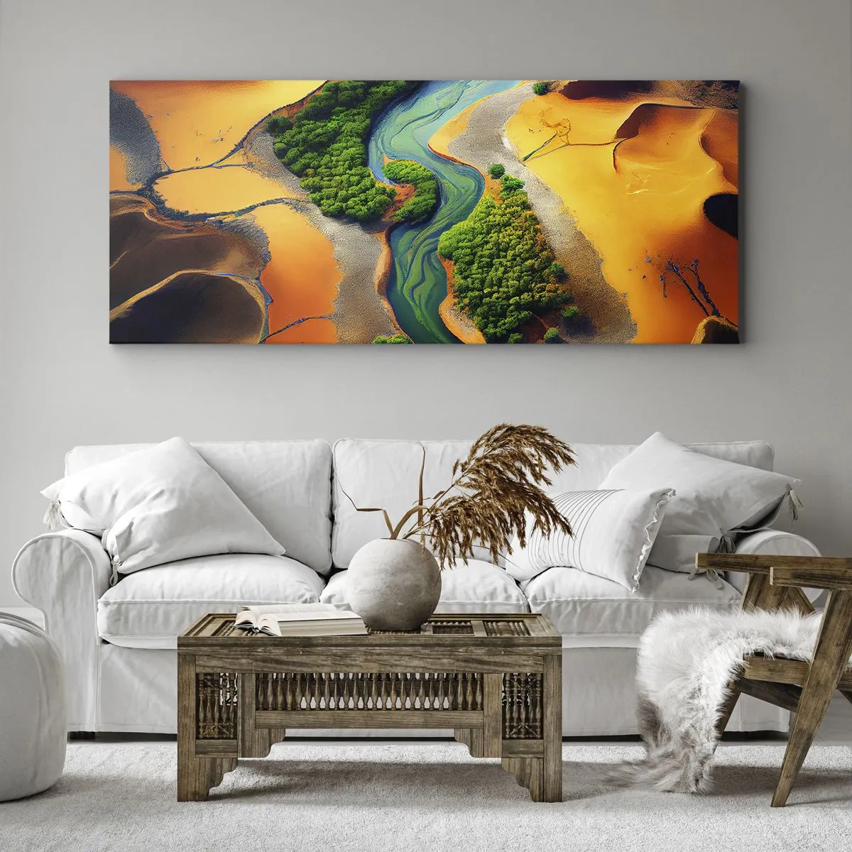 Bild auf Leinwand - Leinwandbild - Ein grüner Fluss, umgeben von goldenem Sand und Vegetation - 140x50cm - Lebensspendender Fluss - Moderne Wanddekoration für Wohnzimmer und Schlafzimmer ARTTOR