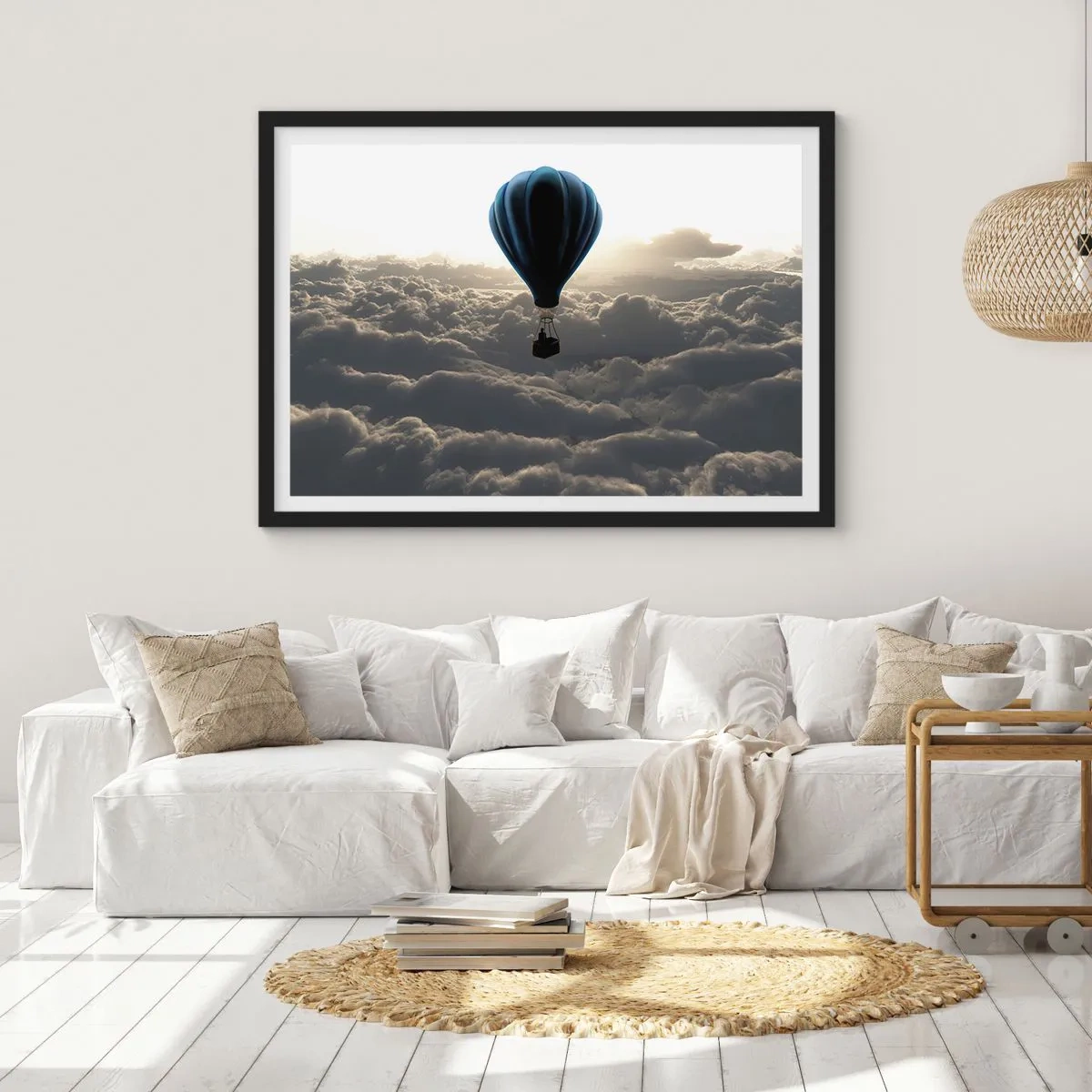 Poster in einem schwarzem Rahmen - Ein Wanderer über den Wolken - 50x40 cm