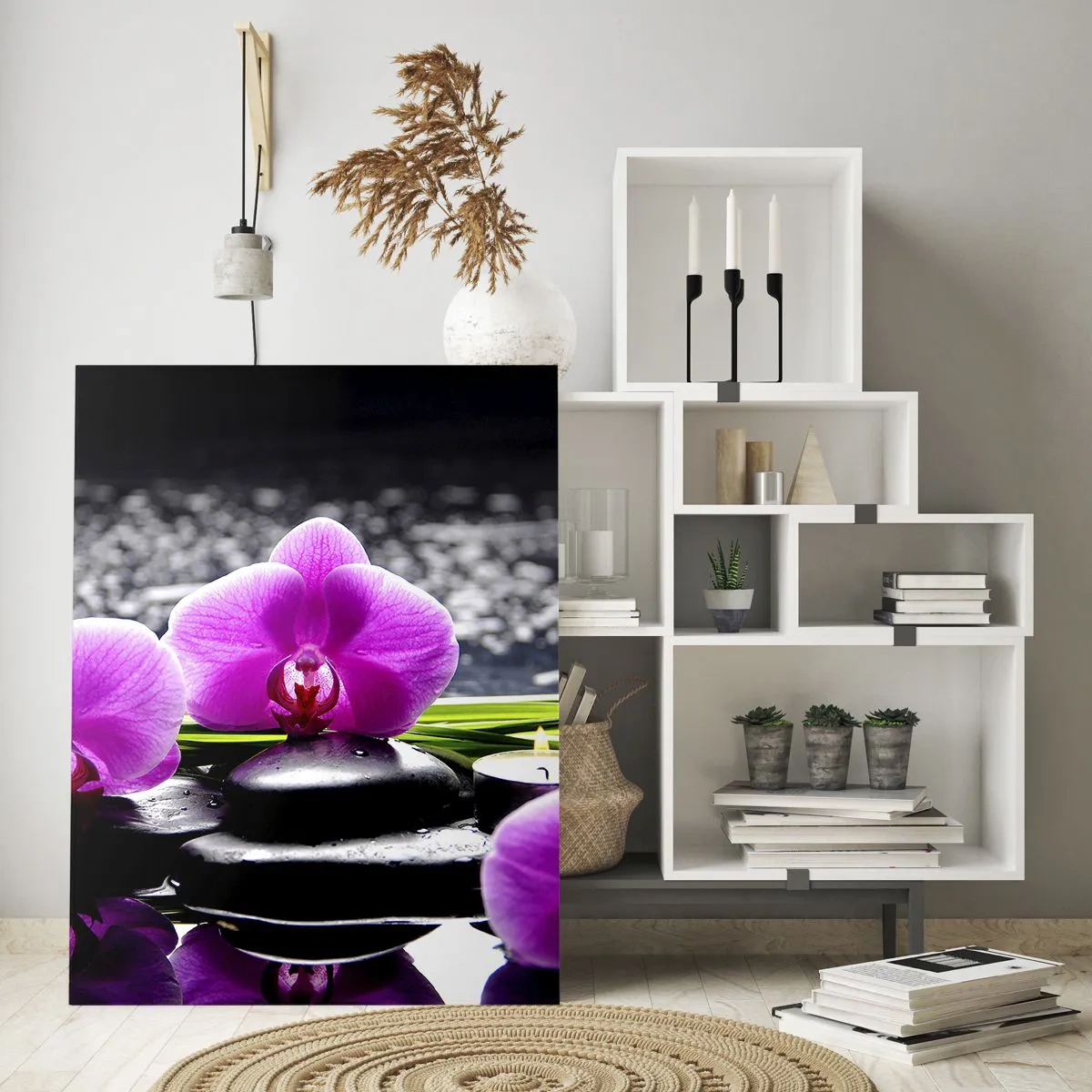 Glasbild - Bild auf glas - Lila Orchideen mit Steinen und Kerzen vor einem Wasserhintergrund - 50x70cm - In Ruhe ertrinken - Moderne Wanddekoration für Wohnzimmer und Schlafzimmer ARTTOR