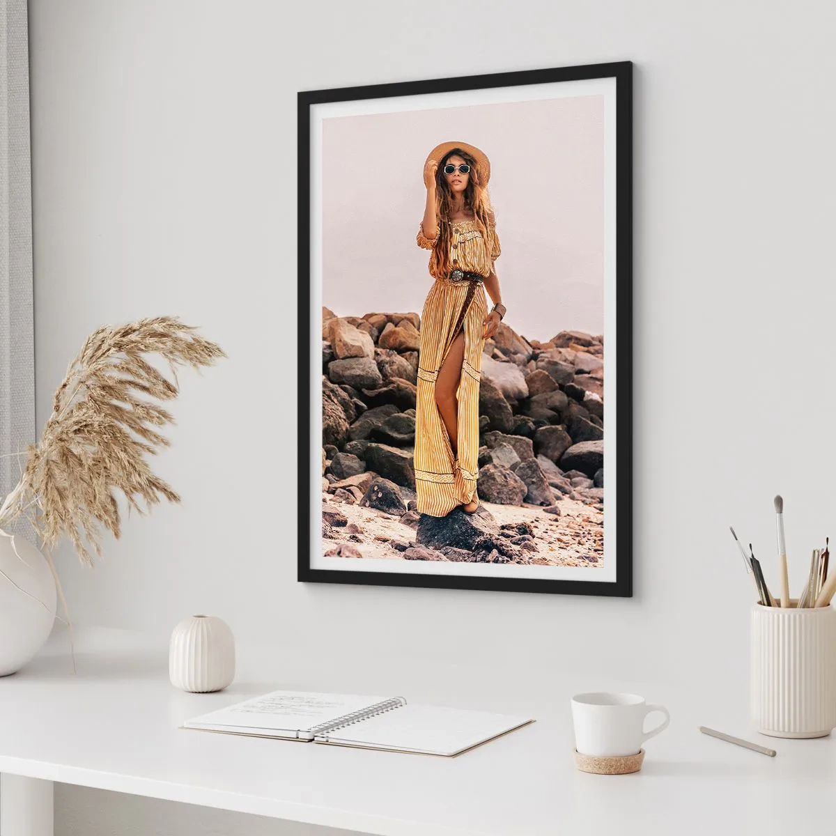 Poster in einem schwarzem Rahmen - Stilvolle Frau im Boho-Kleid vor felsiger Kulisse - 50x70cm - Die Magie der Steine - Moderne Wanddekoration für Wohnzimmer und Schlafzimmer ARTTOR