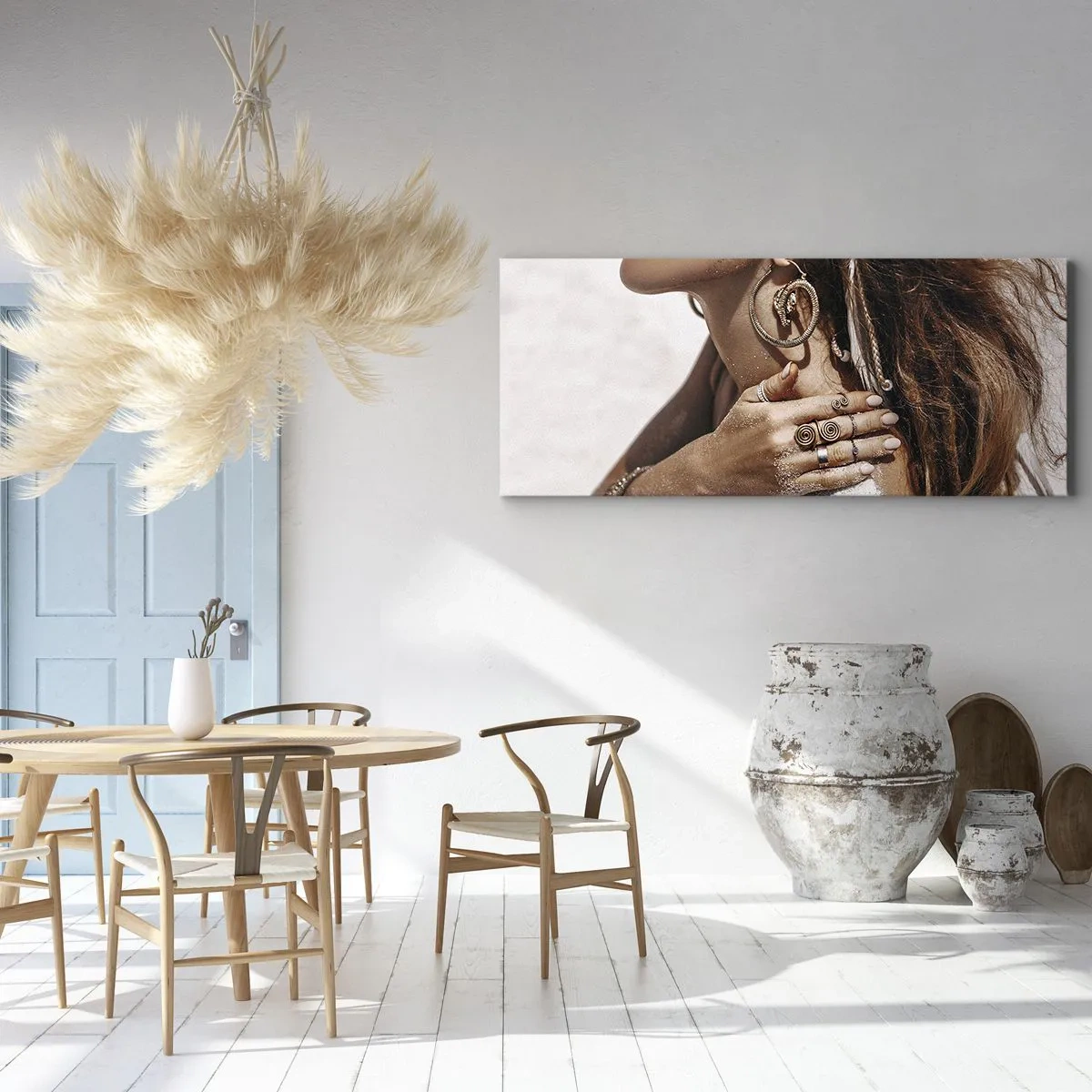 Bild auf Leinwand - Leinwandbild - Stilvolle Frau mit Schmuck vor hellem Sandhintergrund - 160x50cm - Königin des wilden Strandes - Moderne Wanddekoration für Wohnzimmer und Schlafzimmer ARTTOR