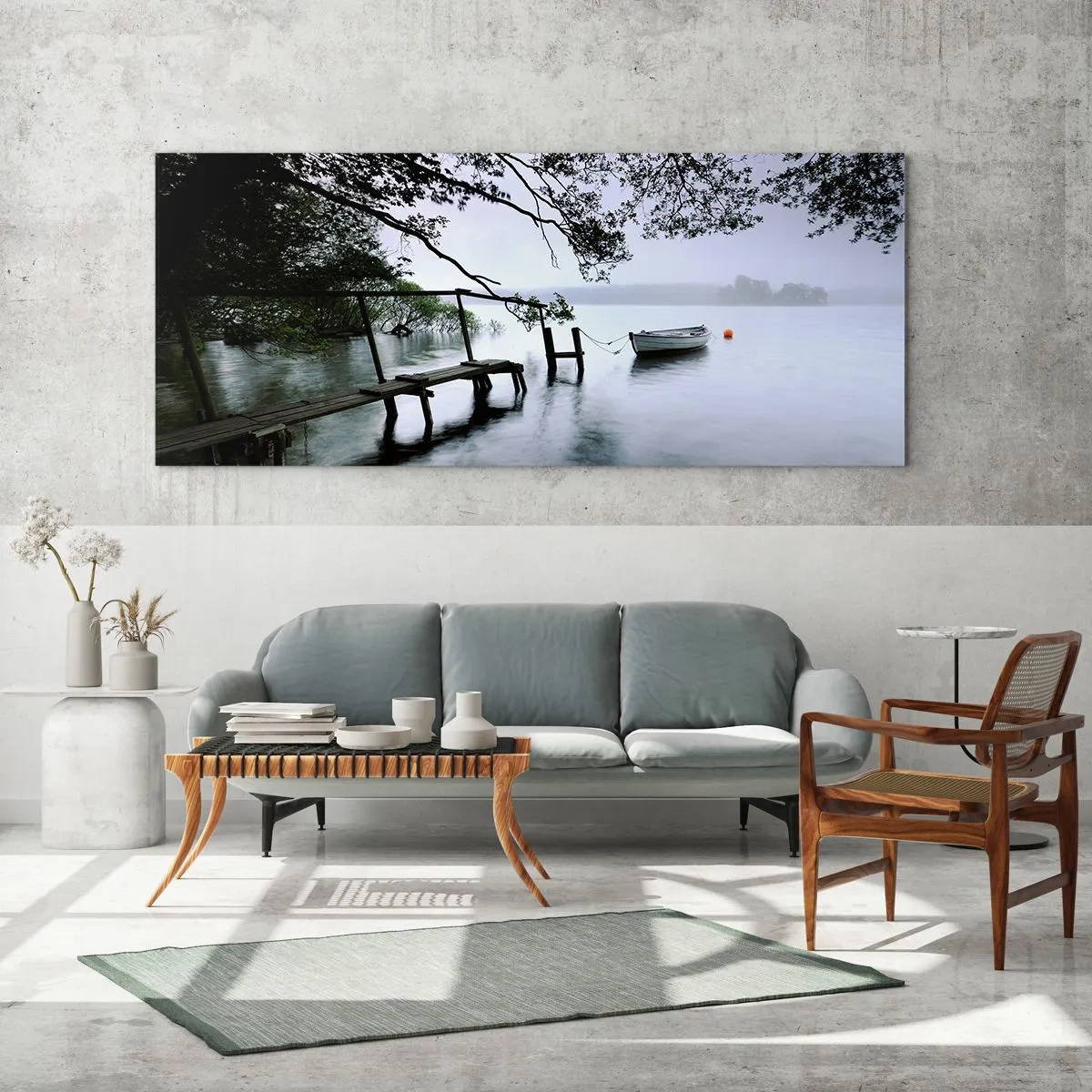 Glasbild - Bild auf glas - Ein Steg über dem Wasser mit einem Boot im Hintergrund, umgeben von einer nebligen Landschaft - 120x50cm - Du ruhst dich schon aus - Moderne Wanddekoration für Wohnzimmer und Schlafzimmer ARTTOR
