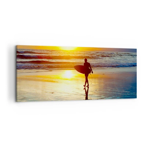Bild auf Leinwand - Leinwandbild - Ein Surfer geht bei Sonnenuntergang mit einem Brett in der Hand am Strand spazieren. - 120x50cm - Die Rückkehr des Kriegers - Moderne Wanddekoration für Wohnzimmer und Schlafzimmer ARTTOR