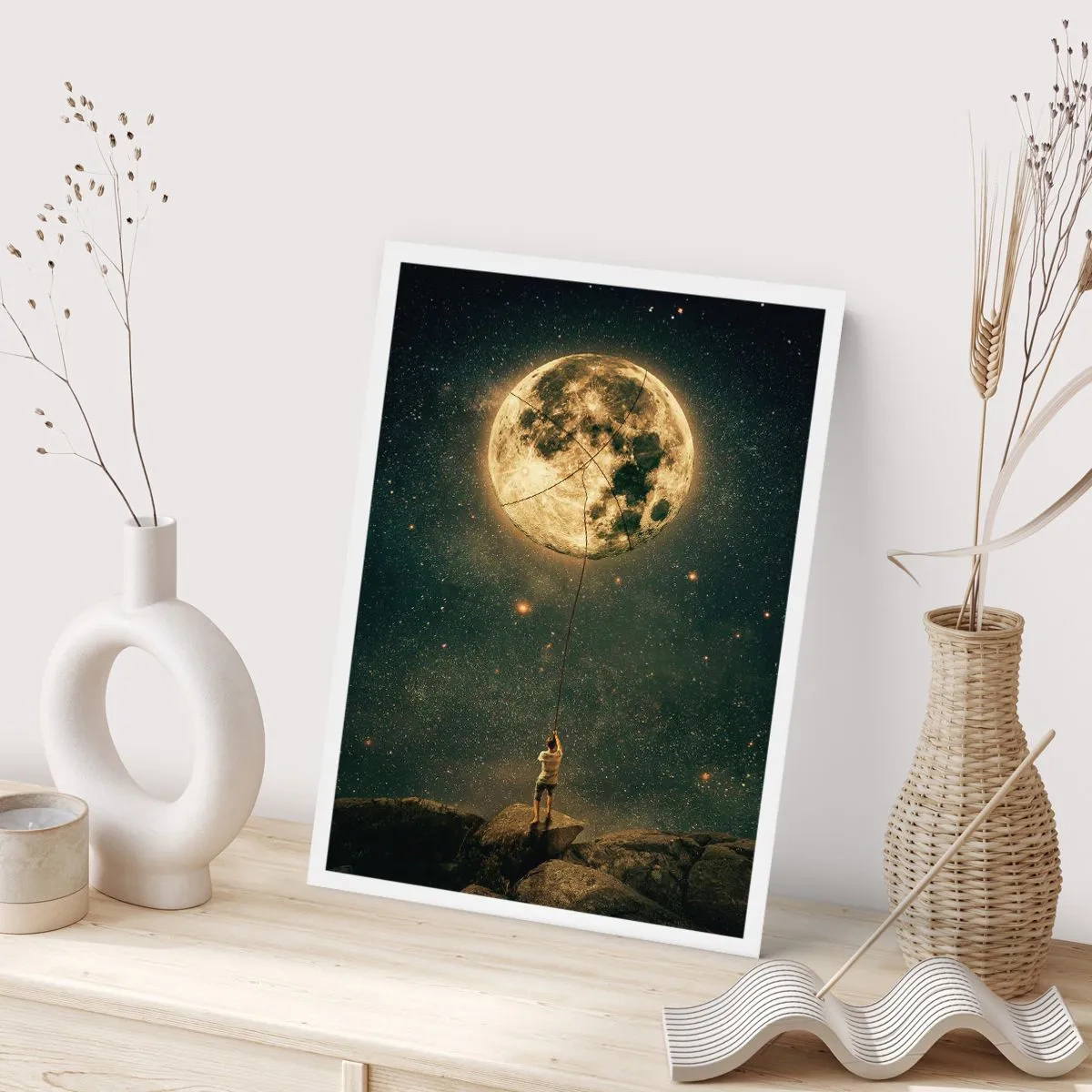 Poster - Eine Figur, die den Mond an einem Seil in einer Sternenlandschaft hält. - 50x70cm - Der Mann, der den Mond gestohlen hat - Moderne Wanddekoration für Wohnzimmer und Schlafzimmer ARTTOR