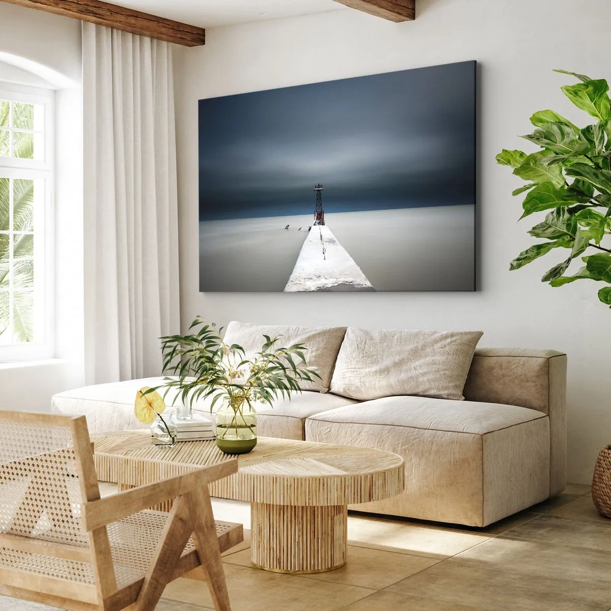 Bild auf Leinwand - Leinwandbild - Ein Leuchtturm am Ende eines Betonpfeilers in einer kargen Landschaft - 120x80cm - Um der Weite zu begegnen - Moderne Wanddekoration für Wohnzimmer und Schlafzimmer ARTTOR