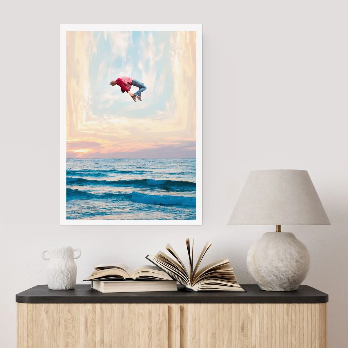 Poster - Ein Mann springt bei Sonnenuntergang in den Himmel über dem Meer - 50x70cm - In eine andere Dimension - Moderne Wanddekoration für Wohnzimmer und Schlafzimmer ARTTOR