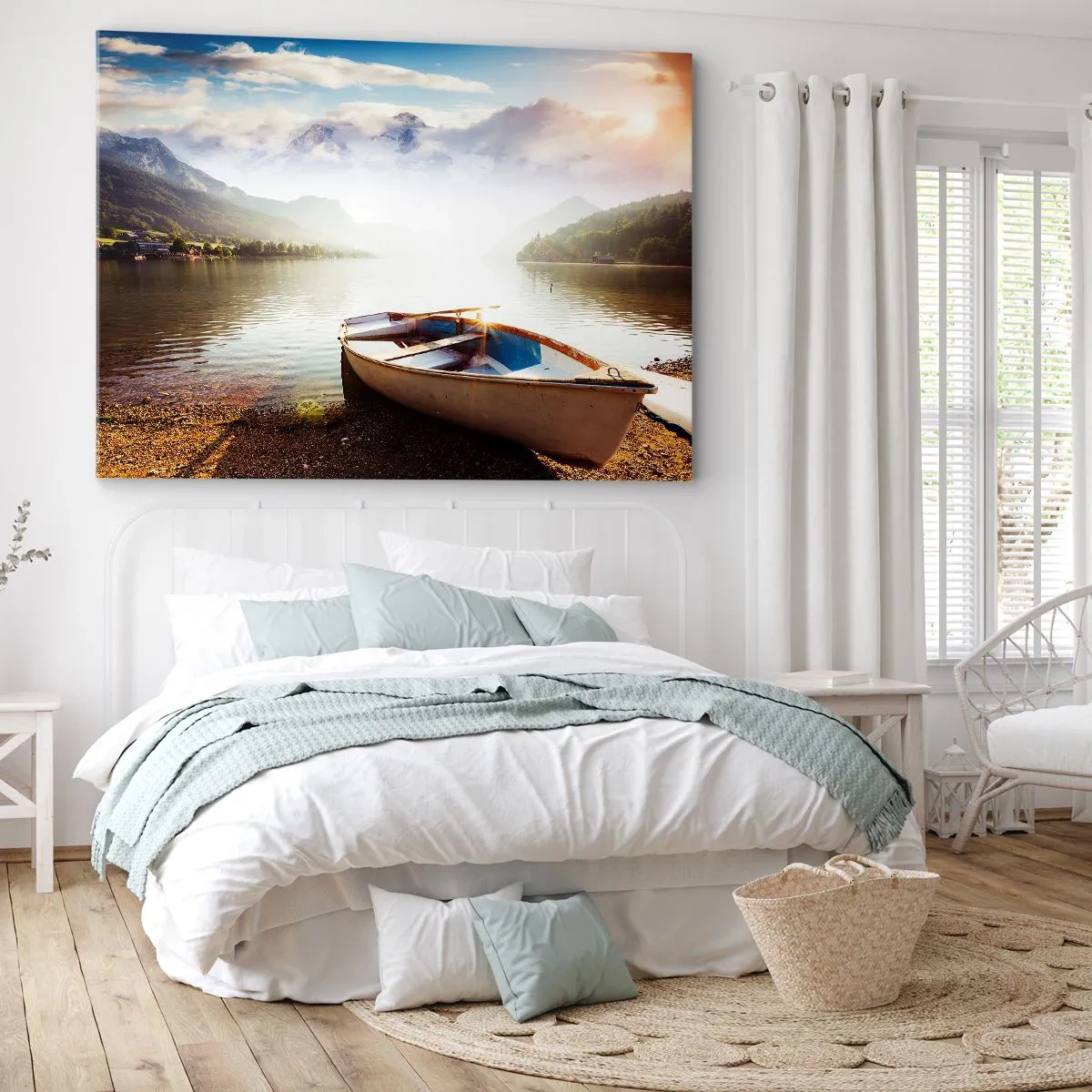 Bild auf Leinwand - Leinwandbild - Ein Boot am Ufer eines Sees mit Blick auf die Berge am Morgen - 70x50cm - Am tollen und klaren Wasser - Moderne Wanddekoration für Wohnzimmer und Schlafzimmer ARTTOR