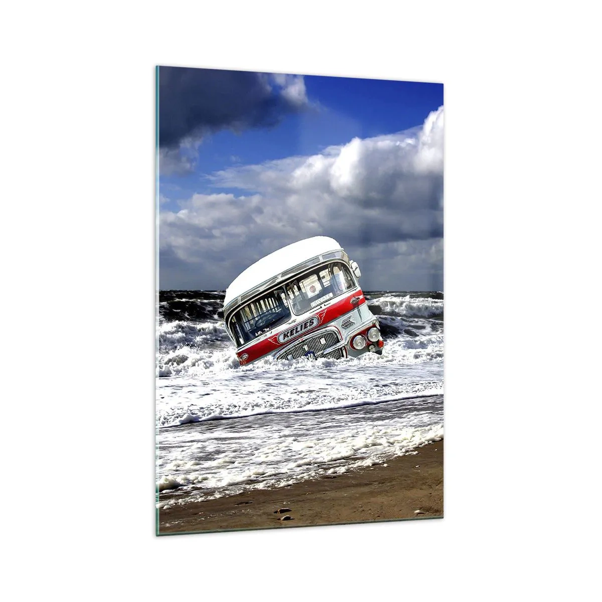 Glasbild - Bild auf glas - Ein versunkener Bus am Strand inmitten von Wellen und rauer See - 70x100cm - Und was stehst du so erstaunt? - Moderne Wanddekoration für Wohnzimmer und Schlafzimmer ARTTOR