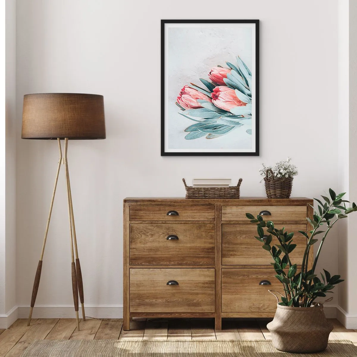 Poster in einem schwarzem Rahmen - Eine subtile Komposition aus Protea-Blüten auf hellem Hintergrund - 50x70cm - Schämen sich für ihre eigene Schönheit - Moderne Wanddekoration für Wohnzimmer und Schlafzimmer ARTTOR