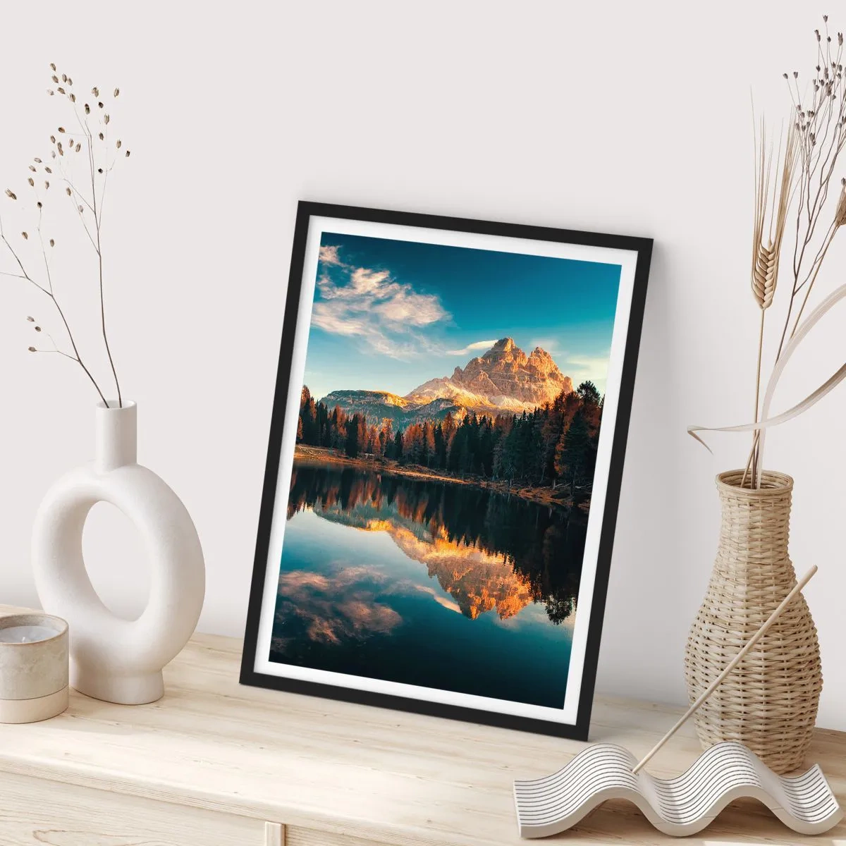 Poster in einem schwarzem Rahmen - Ein Berggipfel spiegelt sich in einem ruhigen See - 50x70cm - Doppelte Landschaft - Moderne Wanddekoration für Wohnzimmer und Schlafzimmer ARTTOR