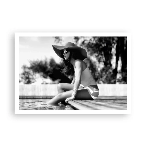 Poster - Frau mit Hut am Pool in Schwarz und Weiß - 100x70cm - Sommertraum - Moderne Wanddekoration für Wohnzimmer und Schlafzimmer ARTTOR