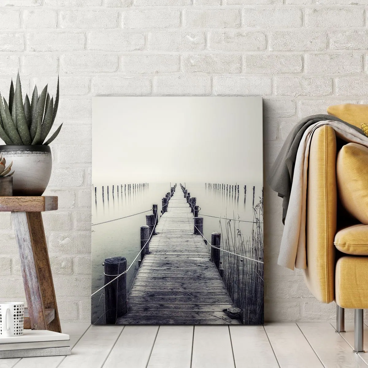 Bild auf Leinwand - Leinwandbild - Eine Holzbrücke, die in einen nebligen Raum führt - 50x70cm - Tauchen Sie in Ruhe ein - Moderne Wanddekoration für Wohnzimmer und Schlafzimmer ARTTOR