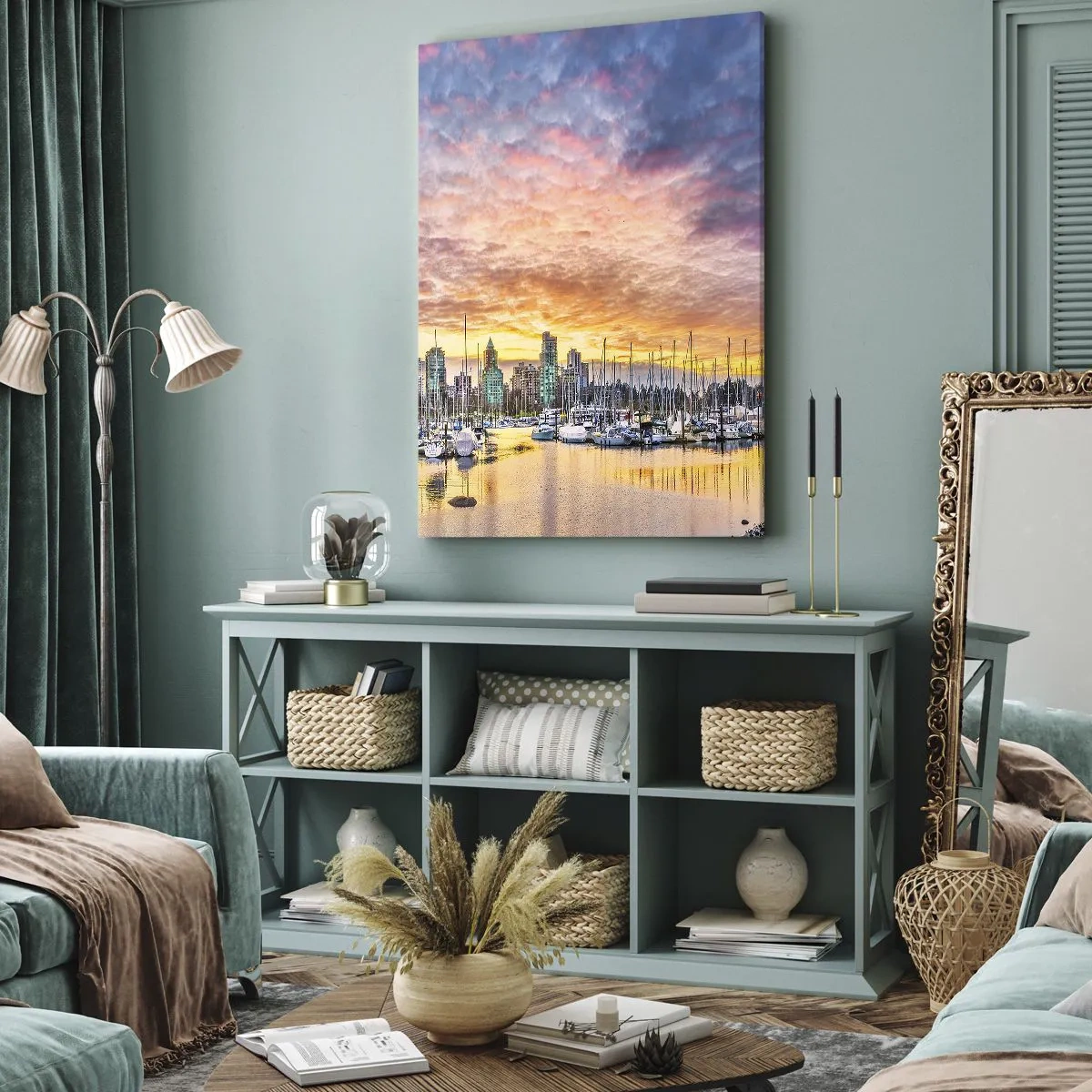Bild auf Leinwand - Leinwandbild - Marina mit Yachten und Stadtbild bei Sonnenuntergang - 70x100cm - Die Stadt der tausend Seefahrer - Moderne Wanddekoration für Wohnzimmer und Schlafzimmer ARTTOR