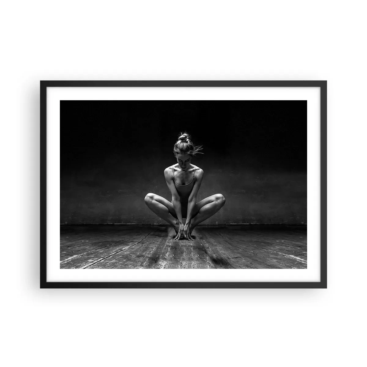 Poster in einem schwarzem Rahmen - Ein Schwarz-Weiß-Porträt einer Tänzerin in voller Konzentration. - 70x50cm - Konzentration der Tanzenergie - Moderne Wanddekoration für Wohnzimmer und Schlafzimmer ARTTOR