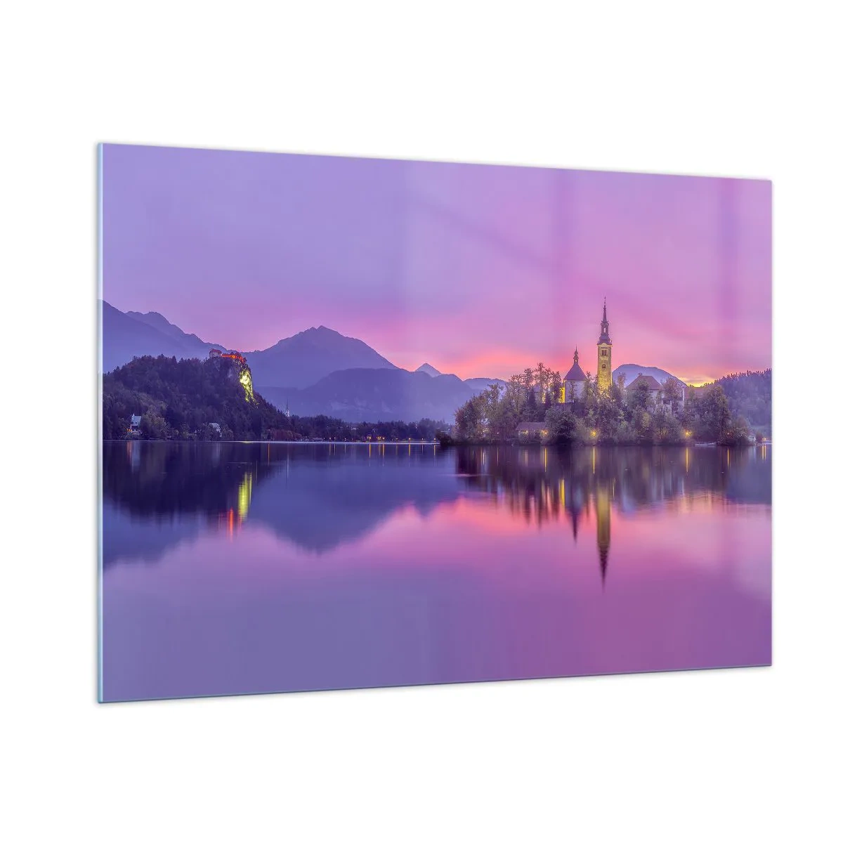 Glasbild - Bild auf glas - Eine Kirche auf einer Insel mit Bergen und einem Sonnenuntergang im Hintergrund - 100x70cm - Eine märchenhafte Insel in der Abenddämmerung - Moderne Wanddekoration für Wohnzimmer und Schlafzimmer ARTTOR