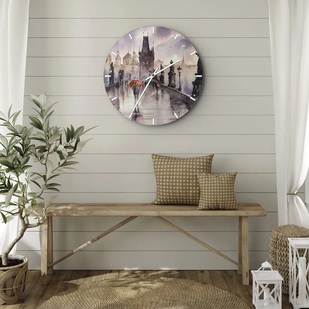 Wanduhr - Glasuhr - Romantische Szene auf einer Brücke im Regen mit einem orangefarbenen Regenschirm - 30x30cm - Leute verändern sich nicht - Moderne Wanddekoration für Wohnzimmer, Küche und Schlafzimmer ARTTOR