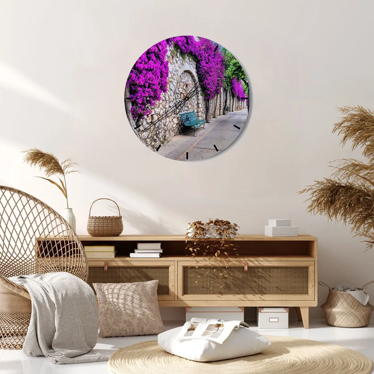 Wanduhr - Glasuhr - Eine Straße mit einer Steinmauer und lila Blumen - 30x30cm - Lass uns so schnell wie möglich treffen - Moderne Wanddekoration für Wohnzimmer, Küche und Schlafzimmer ARTTOR