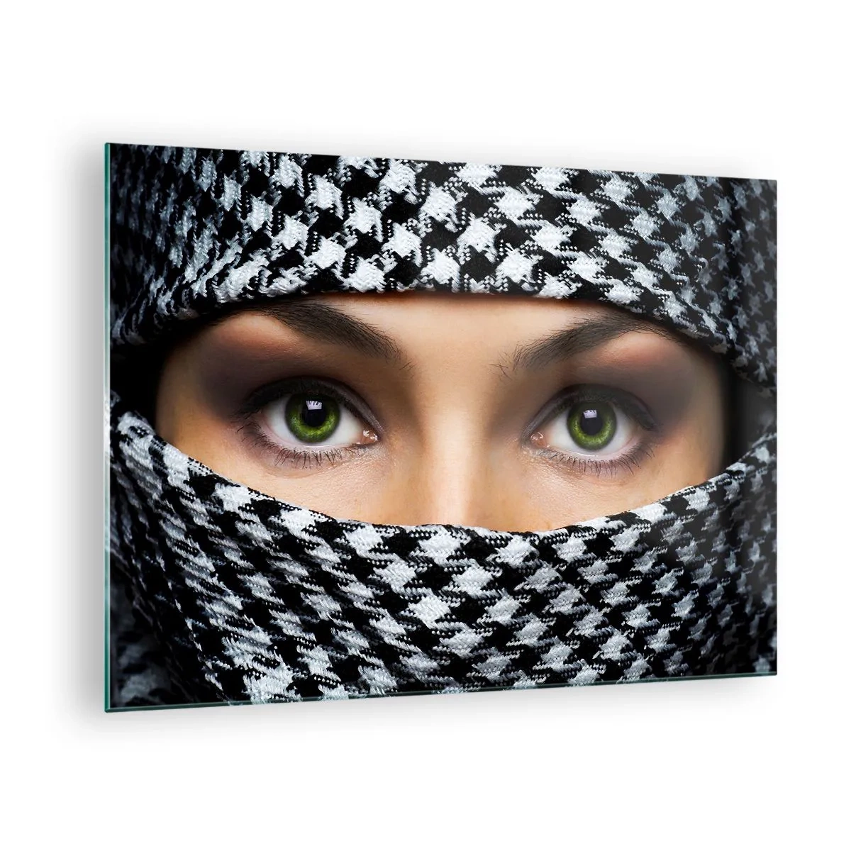 Glasbild - Bild auf glas - Grüne Augen, umgeben von einem schwarz-weißen Muster - 70x50cm - Ein Porträt einer verschleierten grünäugigen Schönheit - Moderne Wanddekoration für Wohnzimmer und Schlafzimmer ARTTOR