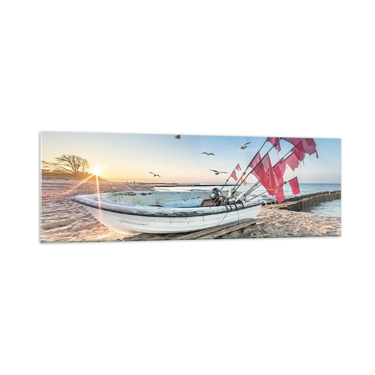 Glasbild - Bild auf glas - Ein Boot am Strand im Morgengrauen mit Möwen und roten Fahnen - 160x50cm - Wohlverdiente Ruhe - Moderne Wanddekoration für Wohnzimmer und Schlafzimmer ARTTOR