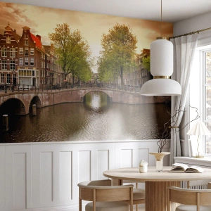 Fototapete Premium Sand - Eine Brücke und ein Kanal in Amsterdam, umgeben von Häusern und Bäumen - 100x70cm - Mit dem Boot oder mit dem Fahrrad? - Moderne Wanddekoration für Wohnzimmer und Schlafzimmer ARTTOR