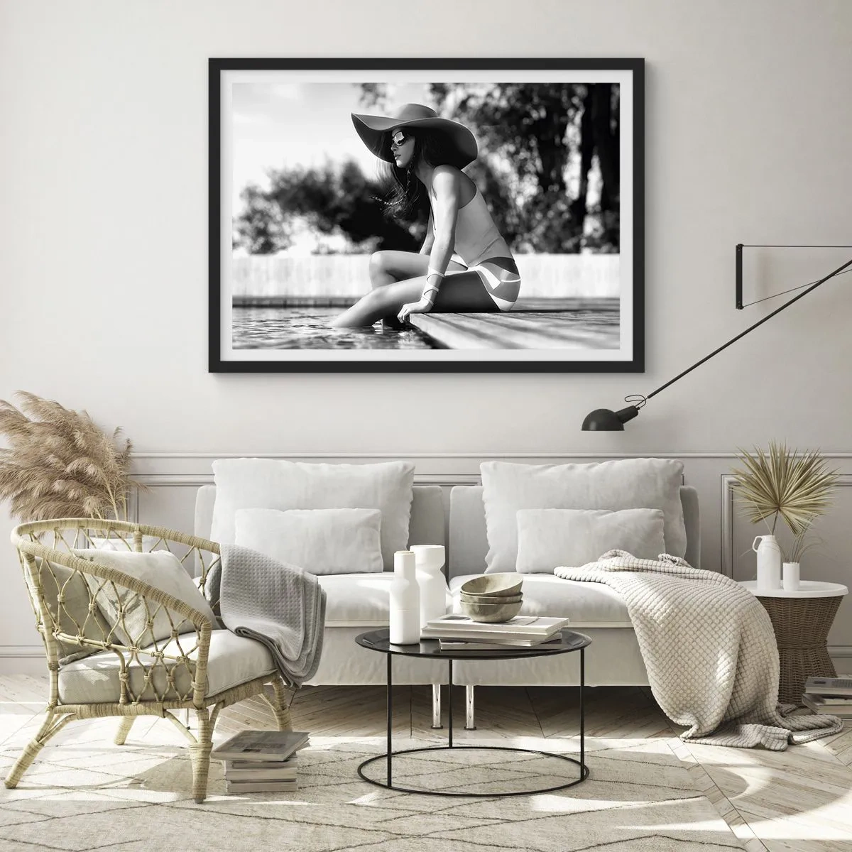 Poster in einem schwarzem Rahmen - Frau mit Hut am Pool in Schwarz und Weiß - 70x50cm - Sommertraum - Moderne Wanddekoration für Wohnzimmer und Schlafzimmer ARTTOR