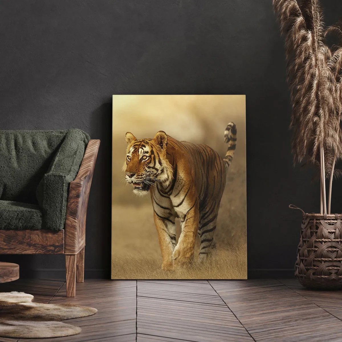 Bild auf Leinwand - Leinwandbild - Ein Tiger, der in warmen Farben durch die Savanne läuft - 80x120cm - Vor dem Angriff - Moderne Wanddekoration für Wohnzimmer und Schlafzimmer ARTTOR