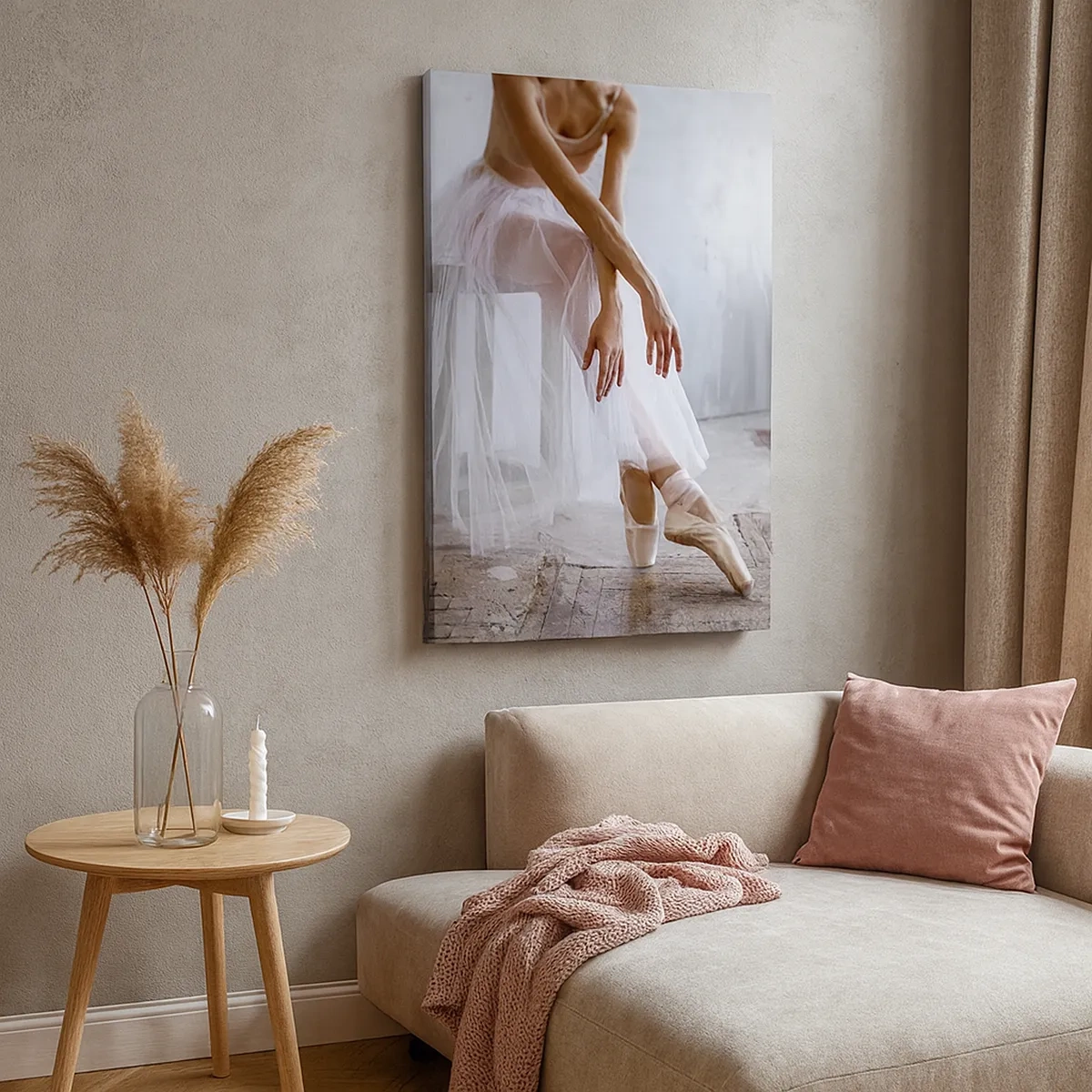 Bild auf Leinwand - Leinwandbild - Eine Ballerina in zarter Pose vor industriellem Hintergrund - 50x70cm - Bevor die Rampe leuchtet - Moderne Wanddekoration für Wohnzimmer und Schlafzimmer ARTTOR